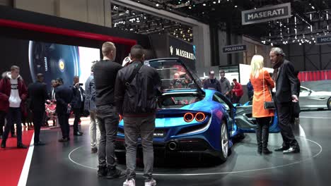 Ginebra,-Suiza---12-De-Marzo-De-2019:-Toma-Gran-Angular-De-Un-Ferrari-F8-Azul-Brillante-En-El-Autosalon-Ginebra-Motor-Show-2019,-Suiza