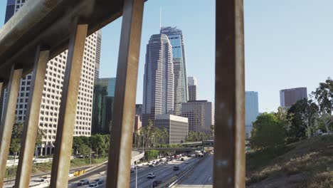 El-Centro-De-Los-Ángeles,-Vista-Detrás-De-La-Valla-Del-Puente-Elevado.