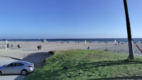 Gente-En-La-Playa-De-Venice,-Tranquila-Debido-Al-Covid-19,-En-Un-Día-Soleado,-En-Los-Angeles,-California,-Estados-Unidos---Cámara-En-Mano,-Toma-Panorámica