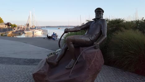 Bujtor,-Die-Statue-Des-Berühmten-Schauspielers-In-Balatonfüred,-Ungarn