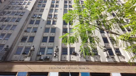 Primer-Plano-De-La-Fachada-De-La-Arquitectura-Del-Edificio-De-La-Universidad-De-Medicina-En-El-Estilo-Argentino-De-Buenos-Aires