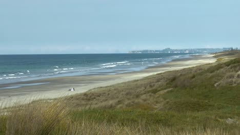 Paar-Ganz-Allein-Am-Strand