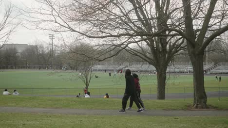 Blick-Auf-Den-Sportplatz-Mit-Menschen,-Die-Während-Der-Quarantänesperre-In-Montreal-Trainieren