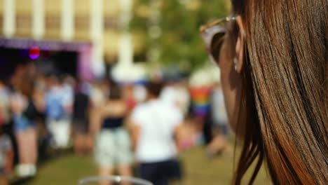 Hübsche-Brünette-Frau-Trinkt-Rotwein-Beim-Outdoor-Musikfestival