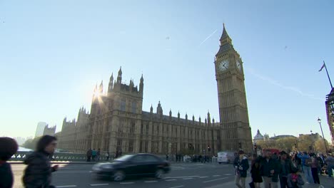 Wide-shot-of-the-Houses-of-Parliament-and-Big-Ben-with-pedestrians-on-Westminster-Bridge-in-London