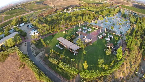 Sobrevuelo-Aéreo-Con-Drones-De-La-Recepción-De-Bodas-En-Una-Bodega,-Un-Viñedo-Y-Una-Zona-De-Bodas-Sin-Gente