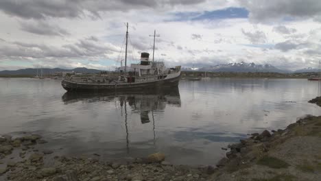 Abgesperrte-Ansicht-Des-Schleppers-HMS-Justice,-Der-Bei-Ebbe-In-Ushuaia-Teilweise-Auf-Grund-Liegt