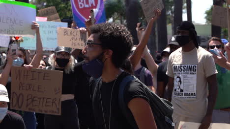 Cámara-Lenta-De-Un-Líder-Hablando-Por-Megáfono-Frente-A-Una-Multitud-Con-Carteles-Sobre-La-Protesta-De-Black-Lives-Matter-En-Los-Ángeles,-California,-EE.UU.,-De-Cerca