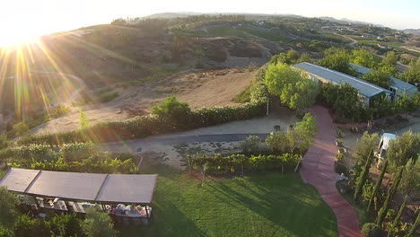 Sobrevuelo-Aéreo-De-Drones-De-La-Bodega-Durante-La-Boda-Con-Destello-De-Lente