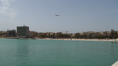 Flugzeug-Fliegt-über-Den-Kleinen-Sandstrand-Von-Birzebbuga