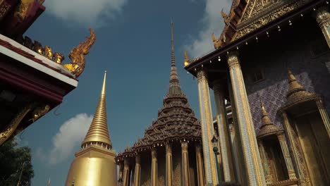 Resultado-Inclinado,-Turistas-Reuniéndose-Y-Tomando-Una-Foto-Del-Templo-Del-Buda-Esmeralda,-Vista-Panorámica-De-La-Pagoda-Dorada-En-El-Fondo