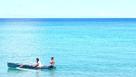 Dos-Jóvenes-Niños-Filipinos:-Los-Adolescentes-Reman-En-Una-Canoa-En-Un-Día-Soleado