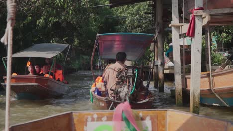 Plano-Medio,-Dentro-De-Un-Barco-Bomba-En-Movimiento.-Turista-En-Un-Barco-Bomba-Acercándose-Al-Mercado-Flotante-De-Tailandia.