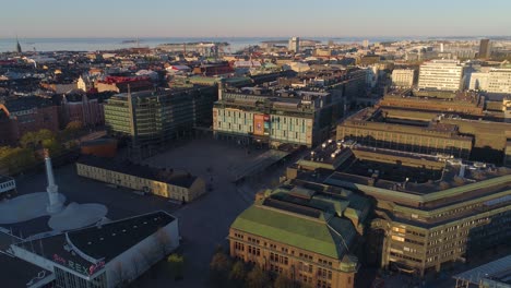 Vista-Aérea-Del-Centro-Comercial-Kamppi,-Soleado,-Amanecer-De-Verano,-En-Helsinki,-Finlandia,-Seguimiento,-Disparo-Con-Drones