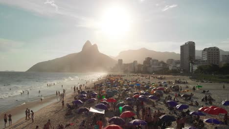 Playa-De-Ipanema-En-Río-De-Janeiro-Vista-Aérea-Durante-La-Hora-Dorada-Con-Gente-Jugando-Fútbol-Playa