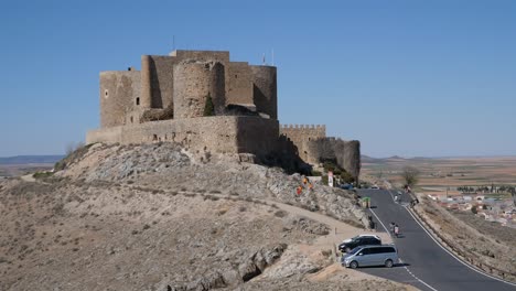 Toma-Ampliada-Del-Castillo-De-Consuegra-En-La-Cima-De-La-Colina-Cerca-Del-Lugar-Conocido-Por-La-Novela-Don-Quijotte-Y-El-Lugar-Del-Robo-De-Dinero,-Casa-De-Papel