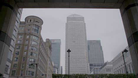 Nach-Unten-Geneigte-Aufnahme-Der-Wolkenkratzer-Von-Canary-Wharf,-Darunter-Ein-Canada-Square-Im-Londoner-Finanzviertel