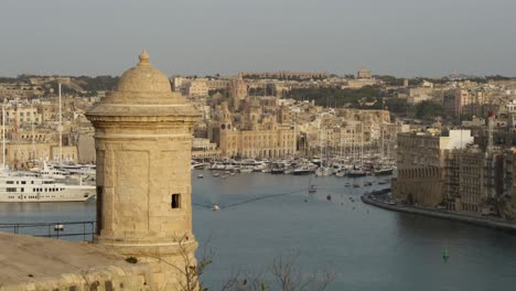 Blick-Auf-Birgu-Und-Den-Yachthafen-Von-Vittoriosa-Durch-Die-Oberen-Barrakka-Gärten