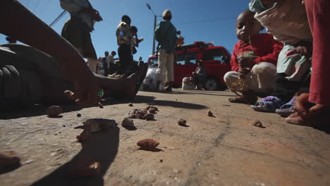 Lokale-Madagassen-Spielen-Mancala-Auf-Den-Straßen-Von-Antananarivo