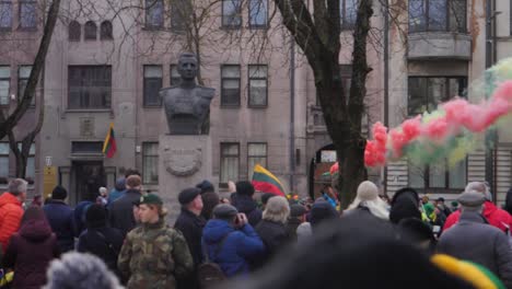 Cámara-Lenta-De-Corredores-Con-Humo-De-Colores-De-La-Bandera-Lituana