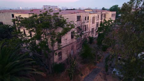 Vista-De-Pájaro-Perspectiva-Oculta-Del-Edificio-Abandonado-De-La-Ex-Maternidad-Del-Hospital-Barros-Luco-Santiago-Chile