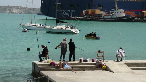 Fischer-Mit-Angelruten-Auf-Dem-Pier-In-Der-Nähe-Der-Salzpfannen-In-Birzebbuga