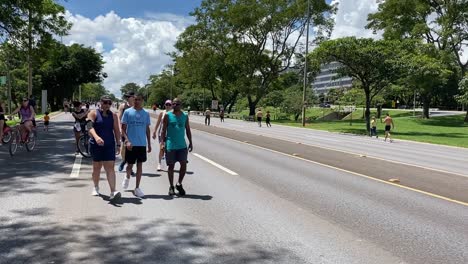 La-Vida-El-Domingo-Por-La-Tarde-Mientras-La-Gente-Pasa-Tiempo-Con-Amigos-Haciendo-Ejercicio