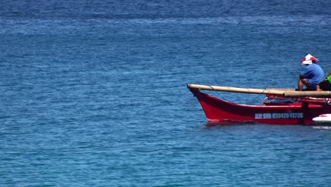 Nahaufnahme-Von-Fischern-Auf-Einem-Roten-Boot,-Die-Auf-Dem-Meer-Fischen