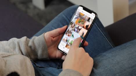 Mujer-Joven-Usando-La-Aplicación-Instagram-En-Un-IPhone-En-Un-Ambiente-Hogareño-Informal.