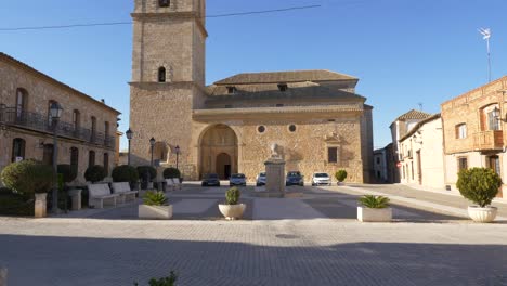 pan-up-shot-of-the-central-square-in-El-Toboso,-Spain-and-the-town-cathedral,-Iglesia-de-San-Antonio-Abad