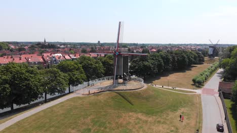 Órbita-Aérea-Ascendente-Alrededor-Del-Tradicional-Molino-De-Viento-En-Brujas,-Bélgica