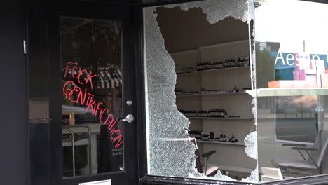 Ventanas-Rotas-De-Una-Tienda-En-Los-Ángeles,-Después-De-Las-Protestas-De-Black-Lives-Matter