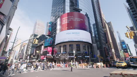 Ultraweitwinkelaufnahme-In-Zeitlupe-Eines-Belebten-Fußgängerüberwegs-In-Midtown-Manhattan