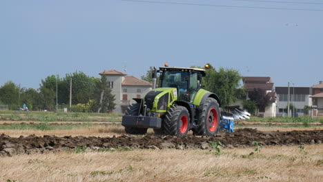 Tractor-Arando-El-Terreno-Moviéndose-De-La-Pantalla-De-Derecha-A-Izquierda.