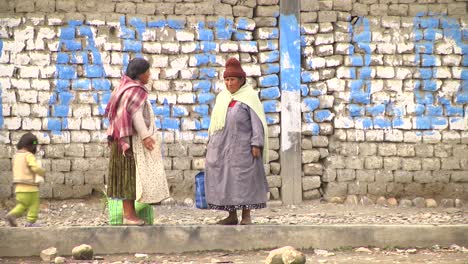 Two-women-chatting-on-an-empty-Bolivian-street