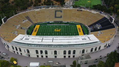 Disparo-De-Un-Dron-Alejándose-Del-Estadio-Conmemorativo-De-California,-En-Berkeley,-EE.UU.