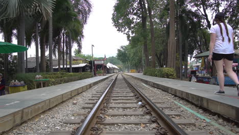 Caminando-Sobre-El-Puente-Del-Río-Kwai,-Tailandia