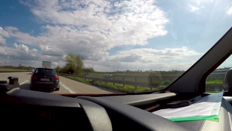 Blick-Vom-Armaturenbrett-Eines-Steckengebliebenen-Autos-Auf-Einen-Stau-Auf-Der-Autobahn