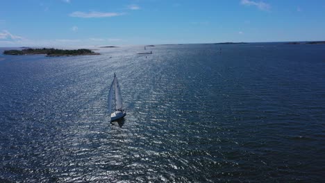 Dron-Filmado-Alrededor-De-Un-Velero-Blanco,-Navegando-En-Alta-Mar,-En-El-Océano-Báltico,-Brillante,-Soleado,-Día-De-Verano,-En-Uusimaa,-Finlandia---Dando-Vueltas,-Vista-Aérea