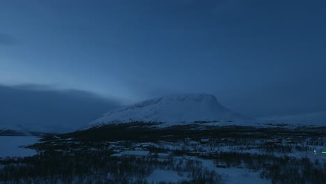 Vista-Aérea-De-La-Caída-De-Saana,-Noche-Polar,-En-Laponia---Seguimiento,-Disparo-De-Drones