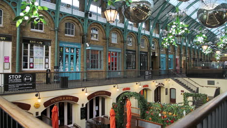 London-in-Coronavirus-Covid-19-lockdown-with-empty-streets,-quiet-deserted-roads,-no-people-and-closed-shops-shut-at-Covent-Garden-market,-a-popular-tourist-area-during-the-pandemic-in-England,-Europe