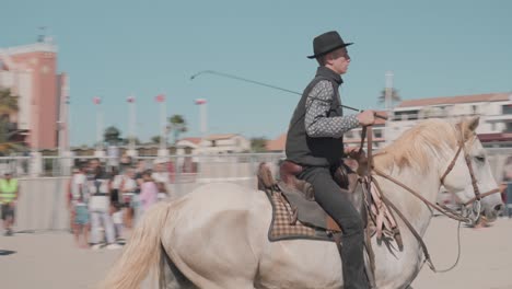 Actionaufnahme:-Feria-Reitshow-In-Palavas-les-Flots,-Frankreich