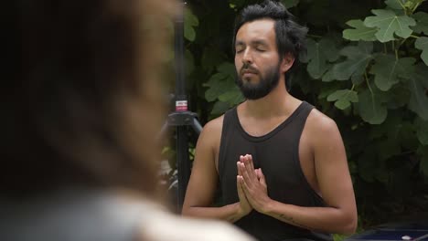 Estudiante-De-Yoga-Cerrando-Los-Ojos-Meditando-En-La-Naturaleza,-Lima,-Perú.