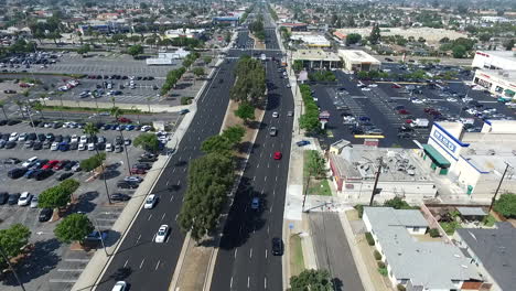 Luftdrohne-In-Zeitlupe,-Die-Nach-Norden-über-Den-Verkehr,-Häuser-Und-Geschäfte-Des-Hawthorne-Blvd-Fliegt