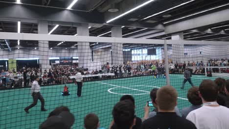 Verfolgen-Sie-Den-Schuss-Hinter-Der-Menge-Beim-Robocup-Turnier,-Das-In-Montreal-Stattfindet