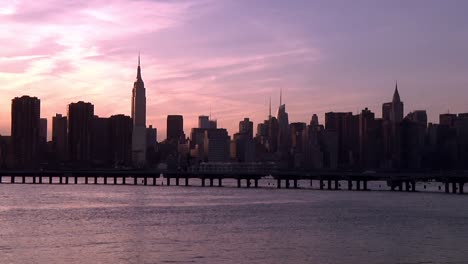 Timelapse-Del-Horizonte-De-Nueva-York-Con-Espectaculares-Cielos-Morados