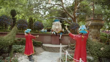 Humpty-Dumpty-Statue,-Teil-Der-„Storybook-Gardens“-Ausstellung-Im-Hunter-Valley-Gardens-„Christmas-Lights-Spectacular“,-New-South-Wales,-Australien