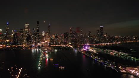 Fuegos-Artificiales-Explotando-En-El-Lago-Michigan-Con-El-Fondo-Iluminado-De-La-Ciudad-De-Chicago---Disparo-De-Un-Dron