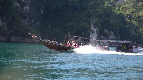 Filmische-Zeitlupe-Eines-Thailändischen-Langboots,-Das-Mit-Einem-Touristen-Im-Tropischen-Meer-Auf-Einer-Tour-Zu-Den-Phi-Phi-Inseln,-Krabi,-Thailand,-Segelt