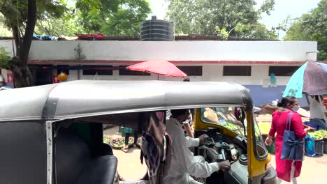 Escena-De-Mercado-Abierto-En-Mumbai,-Tuk-Tuk-En-Primer-Plano